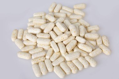 Sağlıklı Beslenme ve beyaz arka plan üzerinde izole yeme için Dağınık vitamin ve takviyeleri