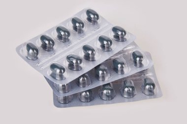 Bitkisel takviyeleri. Diyet takviyeleri, vitaminler ve mineraller. Sağlıklı bir yaşam tarzı. Yeşil ot Gingko biloba özü ot ilaç kapsül blister kutu içinde