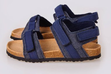 Beyaz arka planda izole edilmiş mavi sandaletler