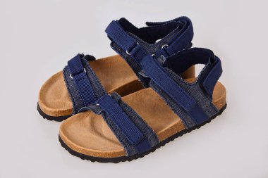 Beyaz arka planda izole edilmiş mavi sandaletler