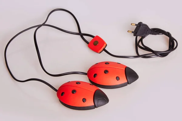 Elektrik ultraviyole kurutma makinesi üzerinde izole beyaz arka plan ayakkabı. Elektrik önyükleme uğur böceği şeklinde kurutma makinesi