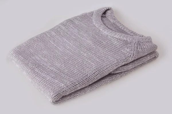 Grauer Gefalteter Strickpullover Mit Leerem Anhänger Auf Weißem Hintergrund Kleidung — Stockfoto