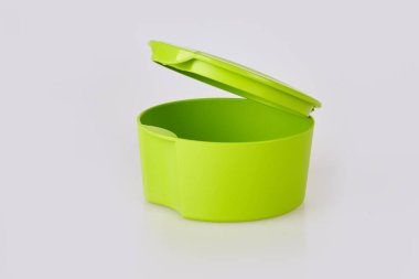 Beyaz arka plan üzerinde izole açılan boş yeşil plastik gıda saklama kabı