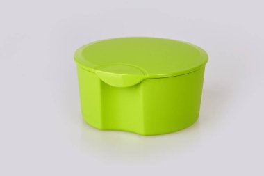 Bir yeşil plastik gıda saklama kabı beyaz arka plan üzerinde izole kapalı