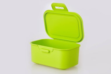 Beyaz arka plan üzerinde izole açılan boş yeşil plastik gıda saklama kabı