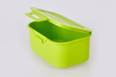 Beyaz arka plan üzerinde izole açılan boş yeşil plastik gıda saklama kabı