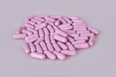 Violet kapsül beyaz zemin üzerine döktüm. Tablet Vitamin Takviyeler