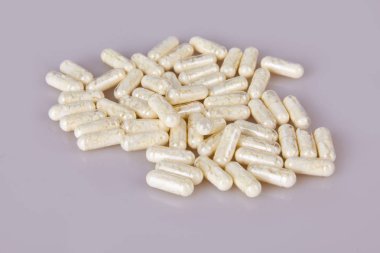 Beyaz arka plan üzerinde beyaz kapsül döktüm. Tablet Vitamin Takviyeler
