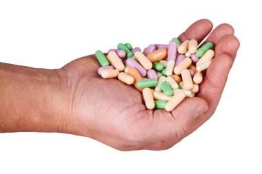 Beyaz arka plan üzerinde izole renkli hapları tutan elini. Tablet Vitamin Takviyeler