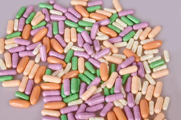 Gemorst Verschillende Capsules Witte Achtergrond Vitamine Supplementen Tabletten — Stockfoto