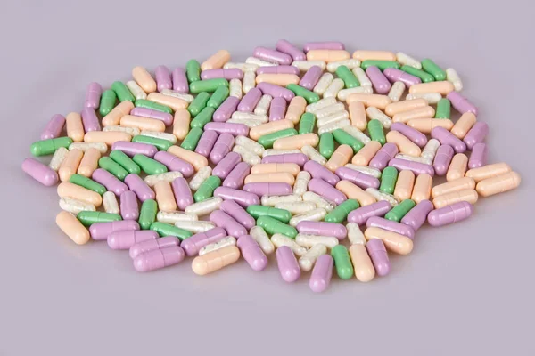 Gemorst Verschillende Capsules Witte Achtergrond Vitamine Supplementen Tabletten — Stockfoto