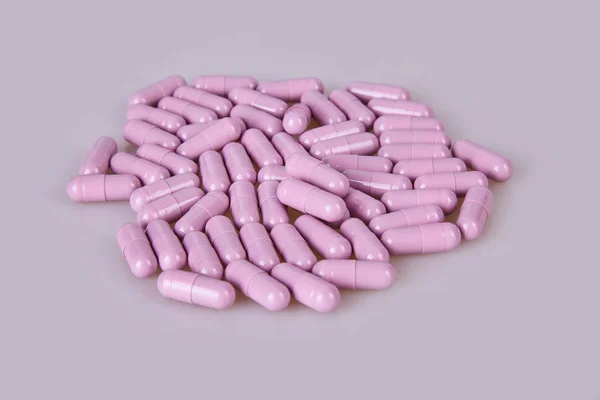 Gemorste Violet Capsules Witte Achtergrond Vitamine Supplementen Tabletten — Stockfoto