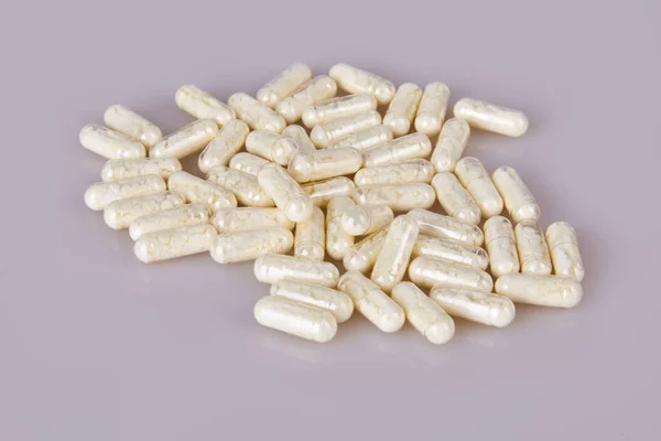 Gemorste Witte Capsules Witte Achtergrond Vitamine Supplementen Tabletten — Stockfoto