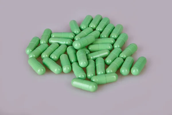 Gemorste Groene Capsules Witte Achtergrond Vitamine Supplementen Tabletten — Stockfoto