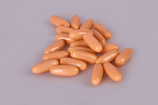 Cápsulas Naranjas Derramadas Sobre Fondo Blanco Suplementos Vitamínicos Tabletas — Foto de Stock