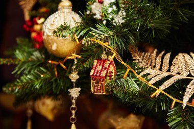 Noel ağacı oyuncaklar ile dekore edilmiştir. Tatil kavramı