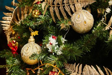 Noel ağacı oyuncaklar ile dekore edilmiştir. Tatil kavramı