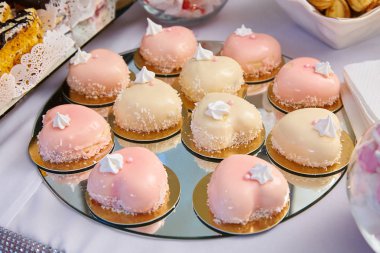 Bir tablo üzerinde bir kalp şeklinde pembe ayna sır ile modern Fransız mousse kek. Sevgililer günü veya Doğum günü tebrik kartı. Beyaz kalp şeklinde pasta.