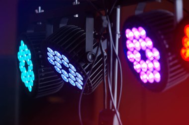 LED ışıklandırma ekipmanı, LED sahne aydınlatma cihazı renkli. Disko için öncü ışıklar