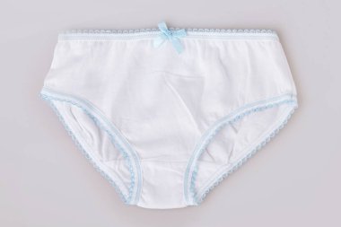 Beyaz bir arka plan üzerinde izole kadın pamuk külot. Kızın beyaz iç çamaşırı beyaz izole
