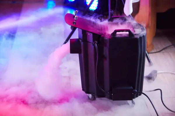 Modern duman/sis (Kuru buz) aygıt içinde hareket. Bu elektrik makine sis sahneye bültenleri