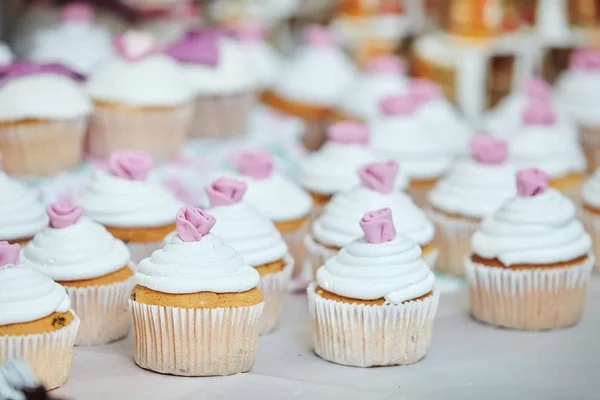 Cupcakes Saborosos Cupcakes Baunilha Com Creme Rosa Branco Foco Seletivo — Fotografia de Stock
