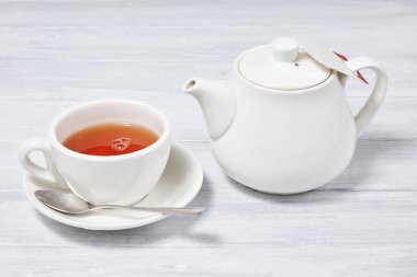 Beyaz çay bardağı ile bir kaşık ve beyaz arka plan üzerinde izole bir su ısıtıcısı (çay pot). Çaydanlık, kaşık ve çay Kupası. Beyaz arka plan üzerinde izole