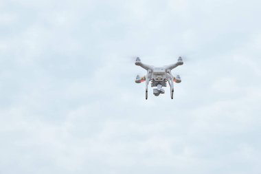 Ukrayna, Rivne-9 Eylül 2018: Dron quadrocopter Phantom Pro profesyonel Güz gökyüzünde yüksek çözünürlüklü dijital kamera ile