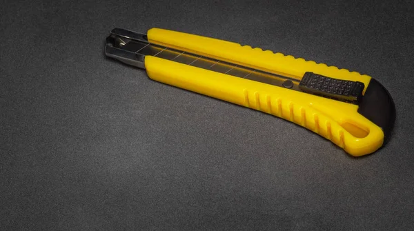 Cuchillo Oficina Papelería Amarillo Sobre Superficie Gris Oscura —  Fotos de Stock