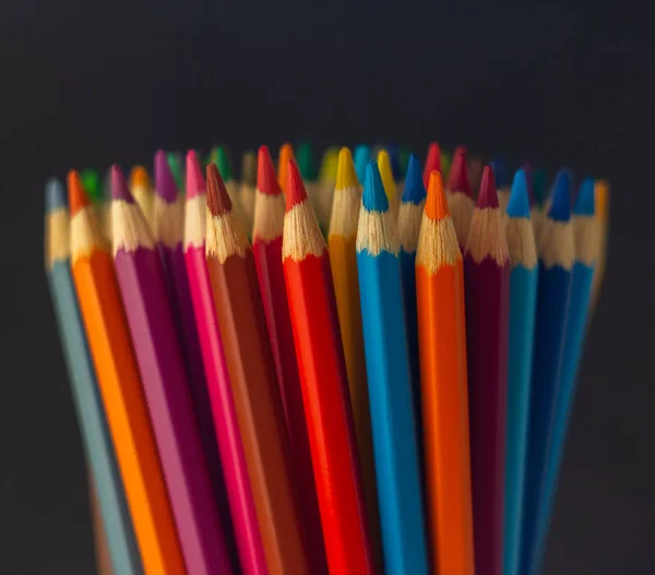 Κοντινό Πλάνο Του Χρώματος Μολύβι Μολύβι Σωρό Πένες Σκούρο Φόντο — Φωτογραφία Αρχείου