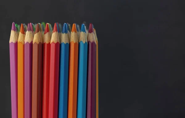 Κοντινό Πλάνο Του Χρώματος Μολύβι Μολύβι Σωρό Πένες Σκούρο Φόντο — Φωτογραφία Αρχείου