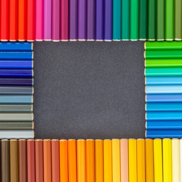 Цветные Карандаши Выложенные Виде Квадрата Темном Фоне — стоковое фото