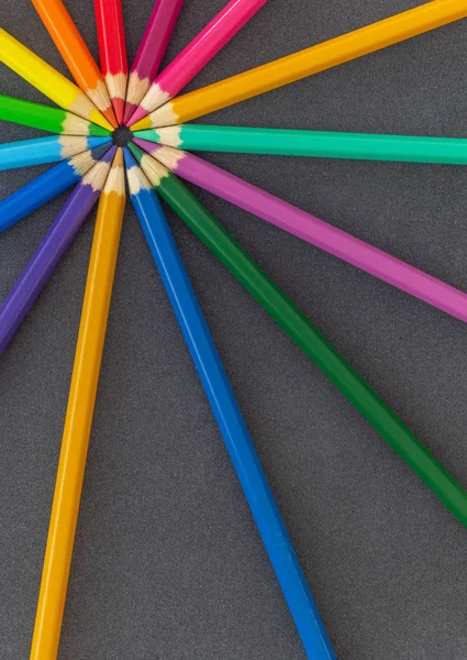 Renkli Kalemler Koyu Arka Plan Üzerinde Birbirine Yakın Daire — Stok fotoğraf