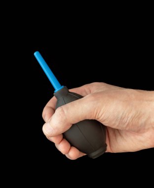 Lastik Hava üfleyici, pompa toz temizleyici kamera ve lens için elinde. Siyah arka plan üzerine izole