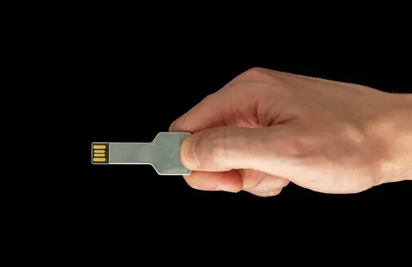 Usb Flash Drive Disk Gevormd Als Een Sleutel Hand Geïsoleerde — Stockfoto