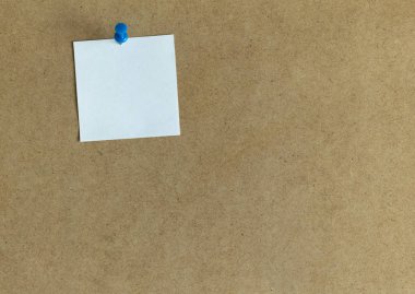 Ahşap tahta üzerinde boş kağıt pim levha