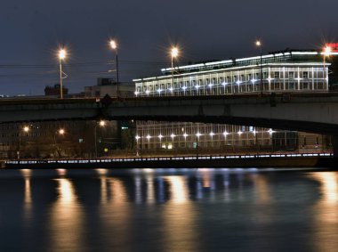 Gece Moskova, Moskova Nehri Köprüsü