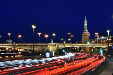Rusya, Moskova - Mayıs, 2018: köprü ve yol araba ışık hareketli yakınındaki Moskova Kremlin gecede uzun pozlama 