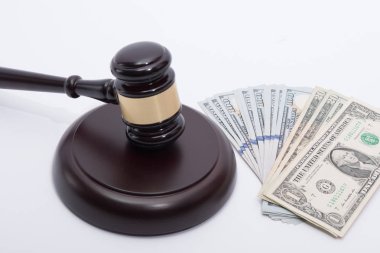 Adalet dağıtma veya satış knocking ahşap mezatçı veya hakimler tokmak bize yığını üzerinde dolar agains beyaz arka plan fiyatları