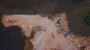 Buldozer, toprak kompaktör ve ağır makine inşaat alanının havadan görünümü