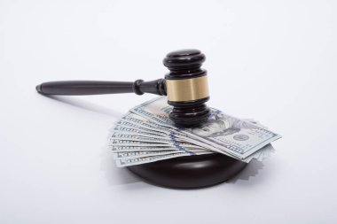 Adalet dağıtma veya satış knocking ahşap mezatçı veya hakimler tokmak bize yığını üzerinde dolar agains beyaz arka plan fiyatları