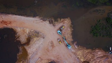 Buldozer, toprak kompaktör ve ağır makine inşaat alanının havadan görünümü