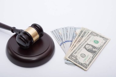 Adalet dağıtma veya satış knocking ahşap mezatçı veya hakimler tokmak bize yığını üzerinde dolar agains beyaz arka plan fiyatları
