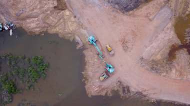 Buldozer, toprak kompaktör ve ağır makine inşaat alanının havadan görünümü