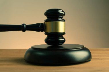 Adalet dağıtma veya bir arka plan ışık ve gölge ile satış fiyatları aşağı knocking ahşap mezatçı veya hakimler tokmak