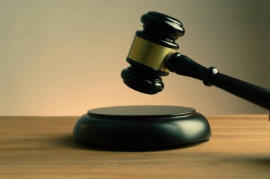 Adalet dağıtma veya bir arka plan ışık ve gölge ile satış fiyatları aşağı knocking ahşap mezatçı veya hakimler tokmak