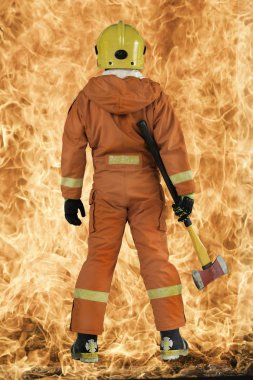 İtfaiyeci turuncu Tekdüzen tutun büyük balta el ayrı tut moduyla yangın flamebackground, kırpma yolu