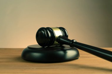 Adalet dağıtma veya bir arka plan ışık ve gölge ile satış fiyatları aşağı knocking ahşap mezatçı veya hakimler tokmak