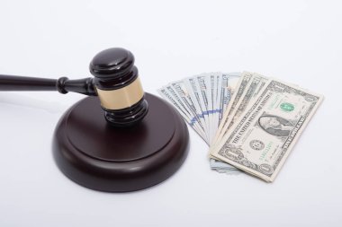 Adalet dağıtma veya satış knocking ahşap mezatçı veya hakimler tokmak bize yığını üzerinde dolar agains beyaz arka plan fiyatları