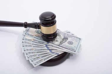 Adalet dağıtma veya satış knocking ahşap mezatçı veya hakimler tokmak bize yığını üzerinde dolar agains beyaz arka plan fiyatları